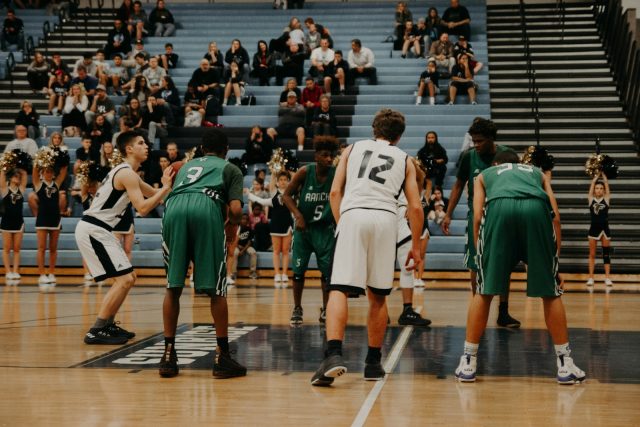 Comment maîtriser les tactiques de jeu en défense pour dominer sur le terrain de basketball ?