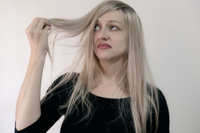 Cheveux secs : comprendre leurs causes pour une hydratation efficace et durable